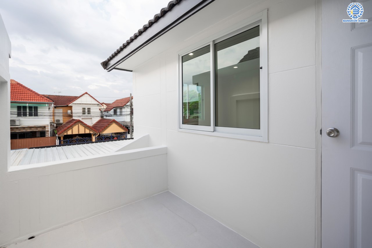 บ้านมือสองตกแต่งใหม่ ม.ลานทอง ติวานนท์-ปากเกร็ด เนื้อที่ 46 ตร.ว. ฟังก์ชัน 2 ห้องนอน 2 ห้องน้ำ จอดรถได้ 2 คัน บนทำเลทองเดินทางสะดวกติด ถ.ติวานนท์ ใกล้ห้าแยกปากเกร็ด เมืองทองธานี ทางด่วน, เซ็นทรัลแจ้งวัฒนะ และรถไฟฟ้าสายสีชมพู (สายอนาคต) "สถานีปากเกร็ด"